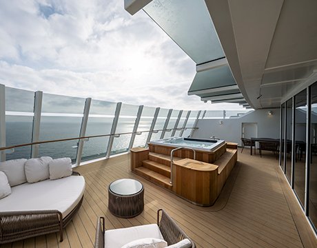 MSC WORLD EUROPA Yacht Club Owners Suite with whirlpool bath MSC WORLD EUROPA Yacht Club Owners Suite with whirlpool bath